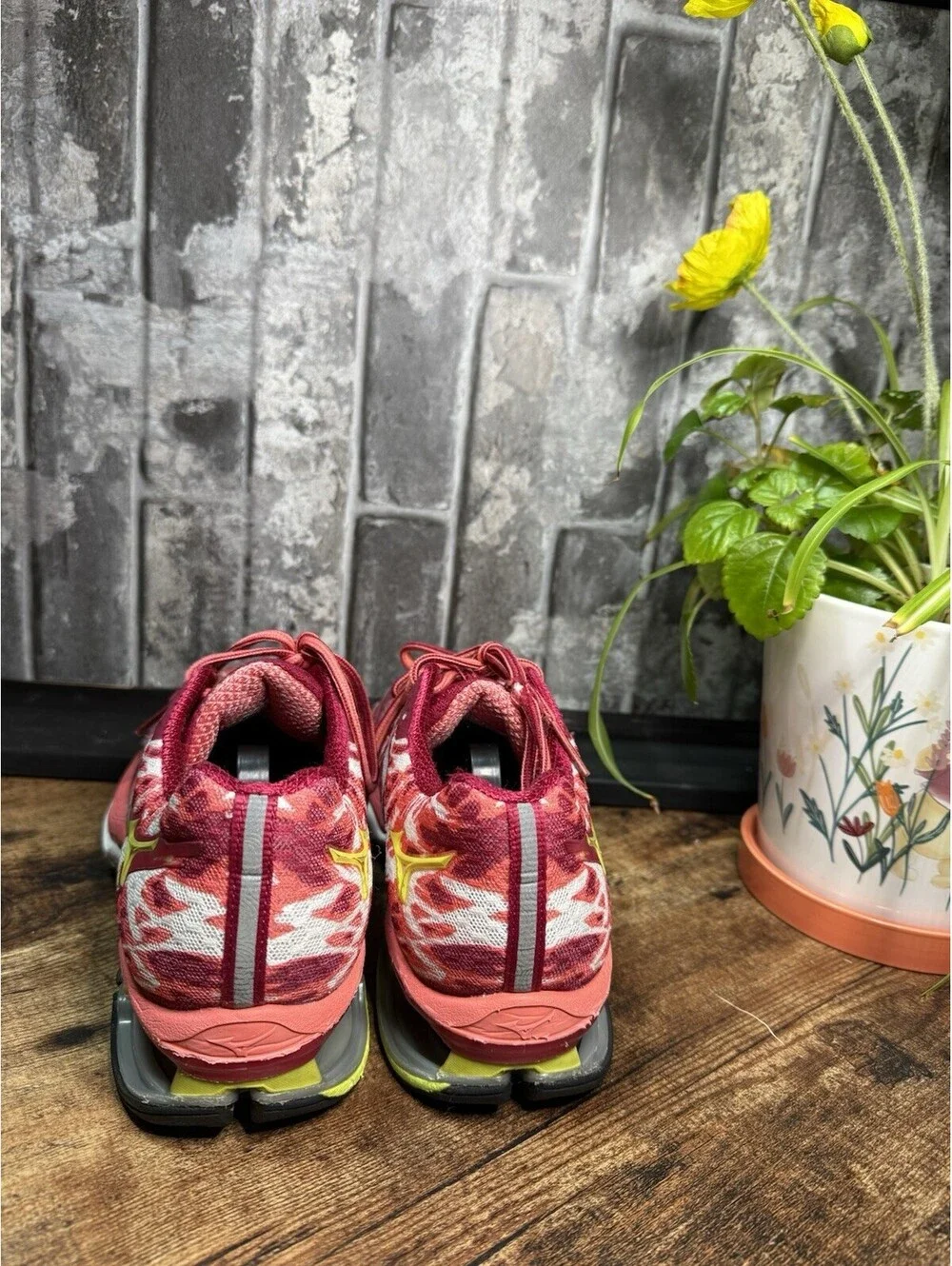 Mizuno J1GD1401 Women’s Red/Pink Low Top Lace-Up Logo Mesh Rubber Sneakers